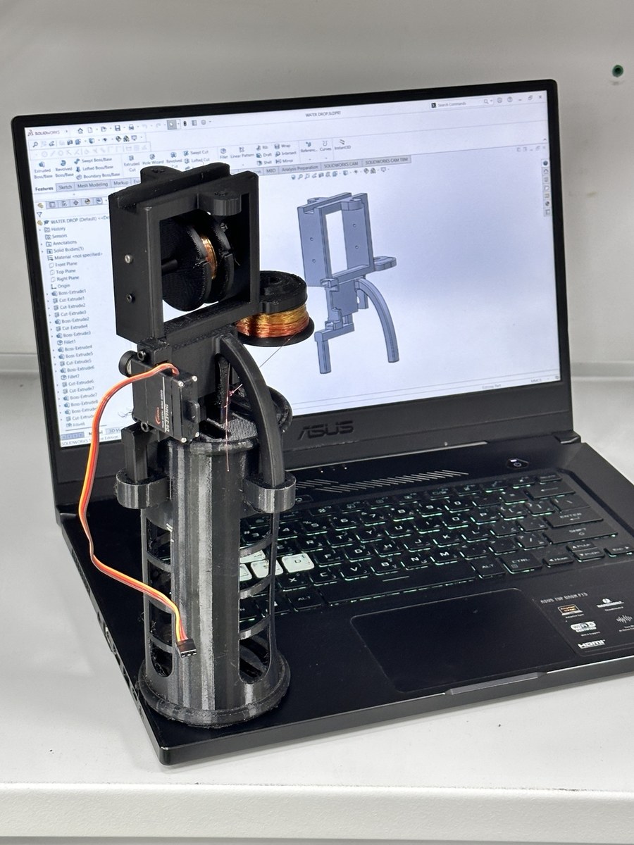 Assembled passive two-stage drop mechanism beside its SolidWorks model